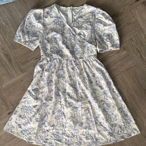 Dazy White and Blue Patterned Dress